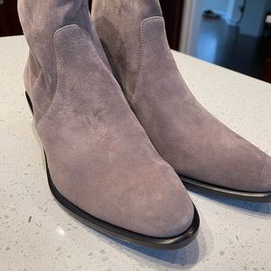 Alexander Wand ankle booths , never worn , fashionable style , neutral color